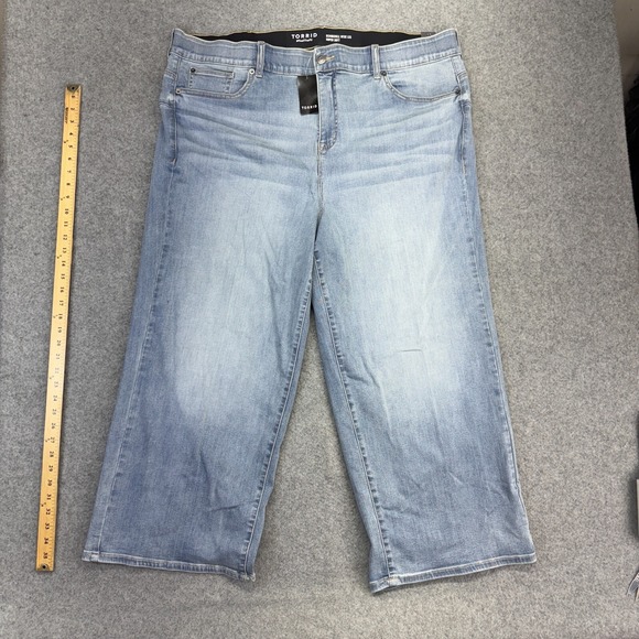 Torrid Bombshell Wide Leg Jeans 24 Short‎ Super Soft Stretch Light Wash NWT - Picture 1 of 10